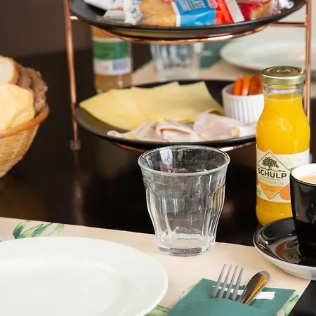 Отель 50|50 Belmont 3*